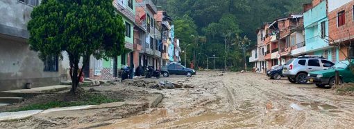 Inundaciones en Itagüí dejan calles y parqueaderos con lodo