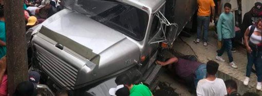 Tragedia en Campamento: Camión sin frenos arrolla a varias personas dejando 3 muertos