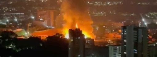 Incendio en fábrica de estibas y muebles de Envigado genera preocupación en los pobladores