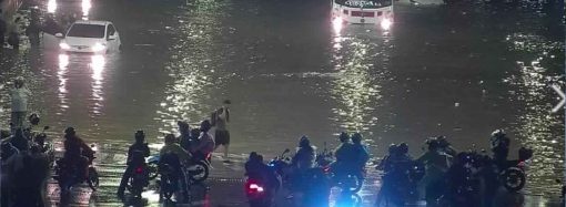 "Inundación en el centro de Medellín deja varios vehículos atrapados en el soterrado de Parques del Río"