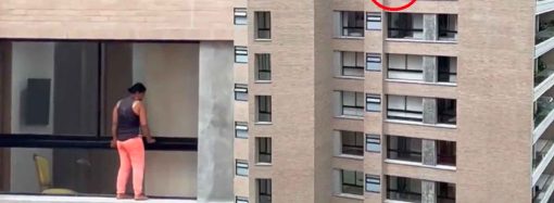Mujer pone en riesgo la vida al limpiar las ventanas en Medellín