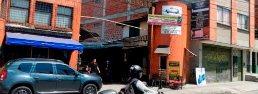 Robo masivo en parqueadero público de Itagüí: 5 motocicletas y 1 automóvil hurtados en la madrugada