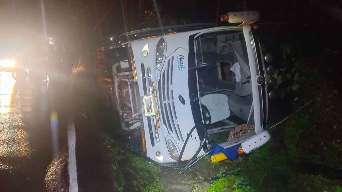 Volcamiento de bus en Valdivia deja 14 personas heridas